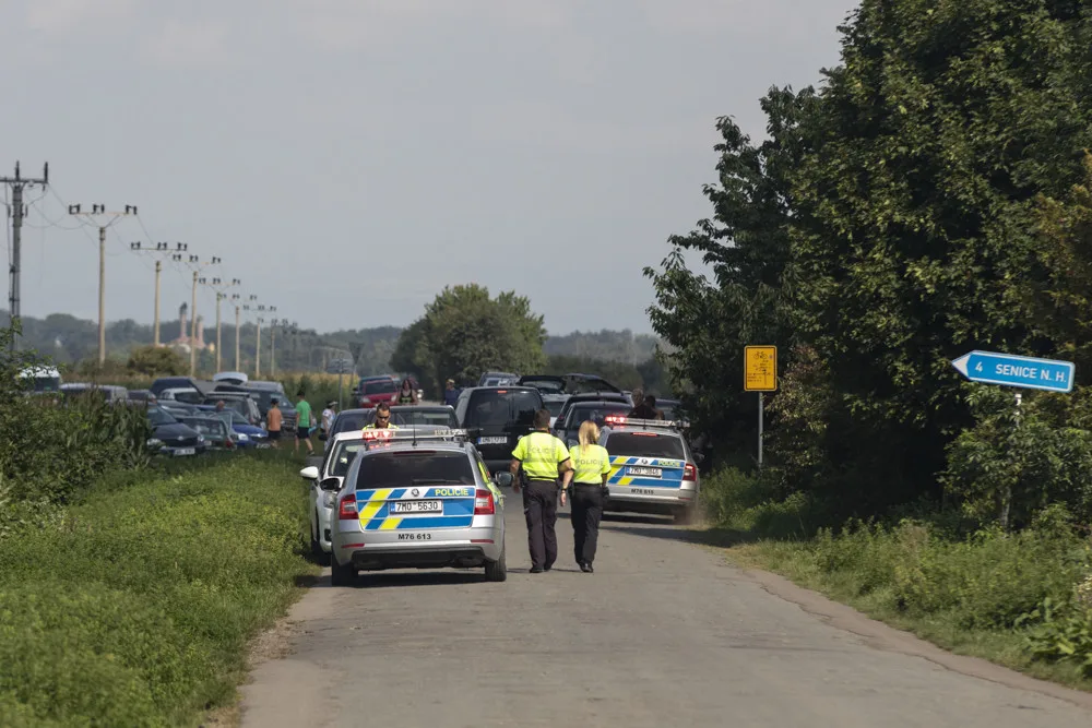 Sen o levné zelenině se prodražil. Desítkám řidičů přišly pokuty za špatné parkování při samosběru u Vojnic