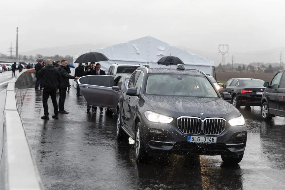 FOTOGALERIE: Důležitý obchvat u Šumperka je hotový. Nový úsek otestoval i premiér Fiala