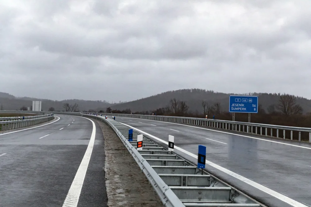 FOTOGALERIE: Důležitý obchvat u Šumperka je hotový. Nový úsek otestoval i premiér Fiala