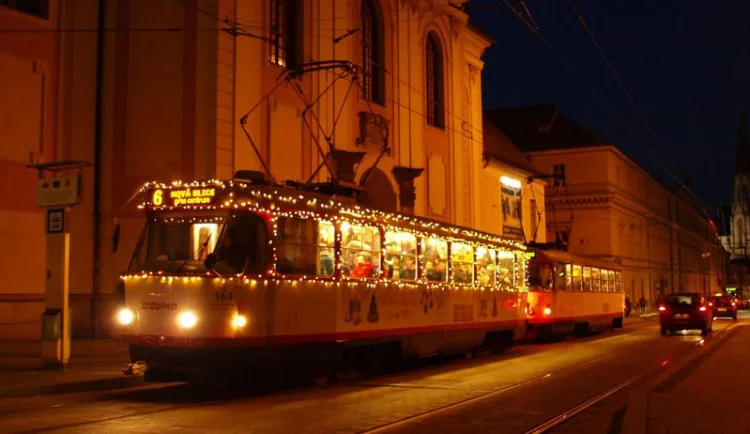 size3-1606744572639-124-do-olomouckych-ulic-letos-opet-vyjede-vanocni-tramvaj-deti-se-mohou-zapojit-do-jeji-vyzdoby