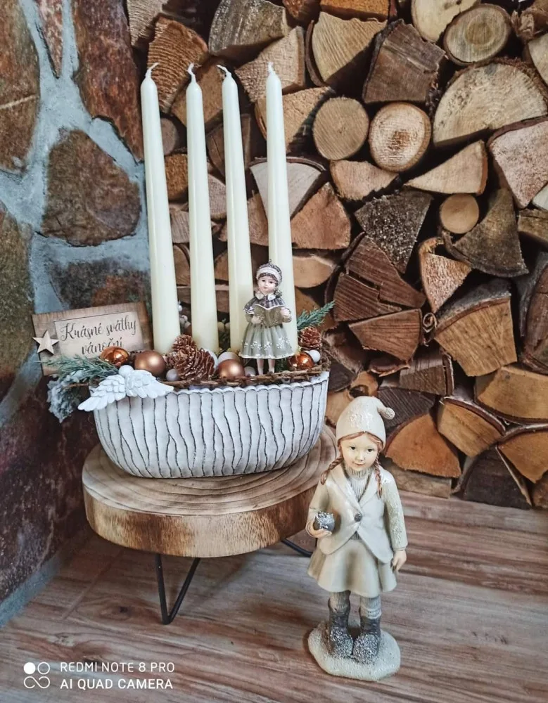 Sestřička z ARO jesenické nemocnice vyrábí krásné adventní věnce. Zásobuje kolegyně ze všech oddělení
