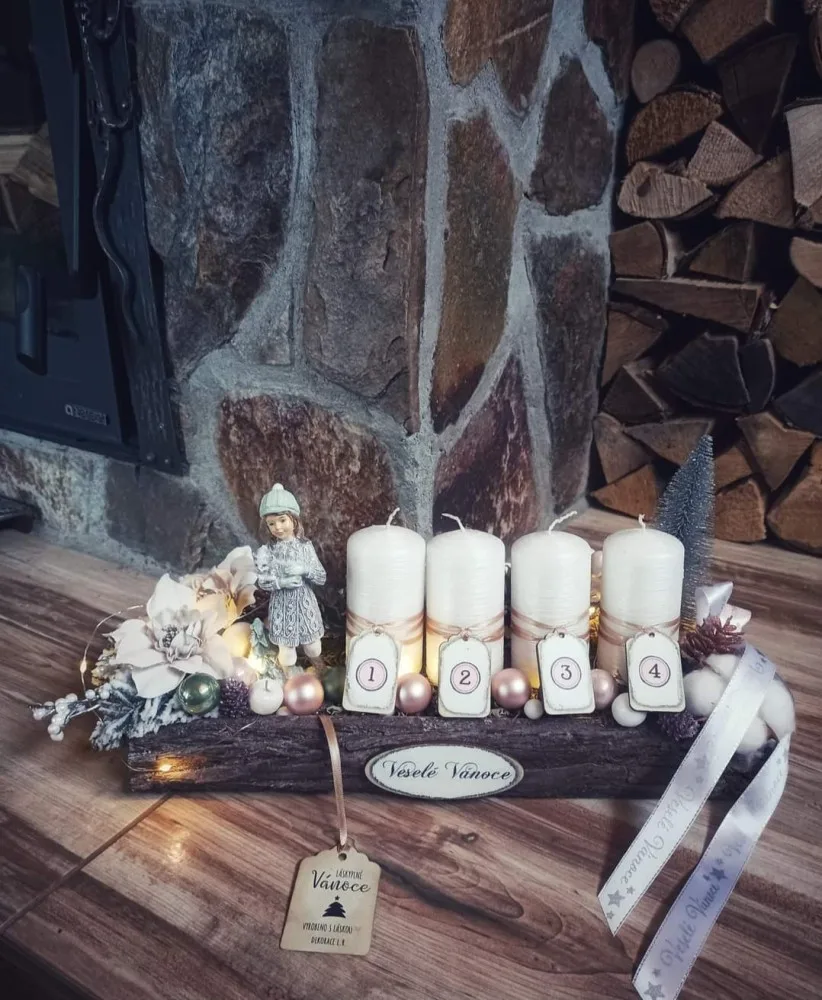 Sestřička z ARO jesenické nemocnice vyrábí krásné adventní věnce. Zásobuje kolegyně ze všech oddělení
