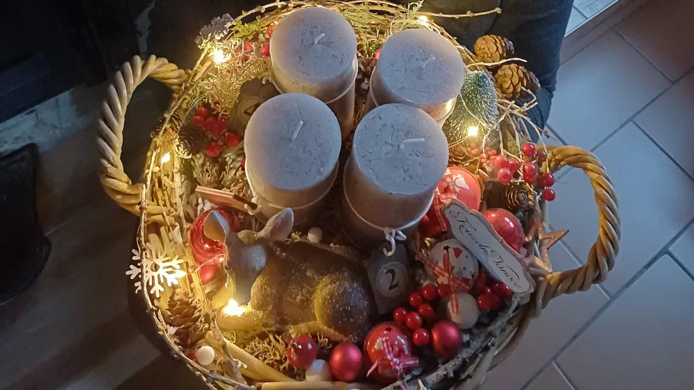 Sestřička z ARO jesenické nemocnice vyrábí krásné adventní věnce. Zásobuje kolegyně ze všech oddělení
