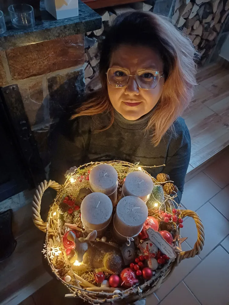 Sestřička z ARO jesenické nemocnice vyrábí krásné adventní věnce. Zásobuje kolegyně ze všech oddělení