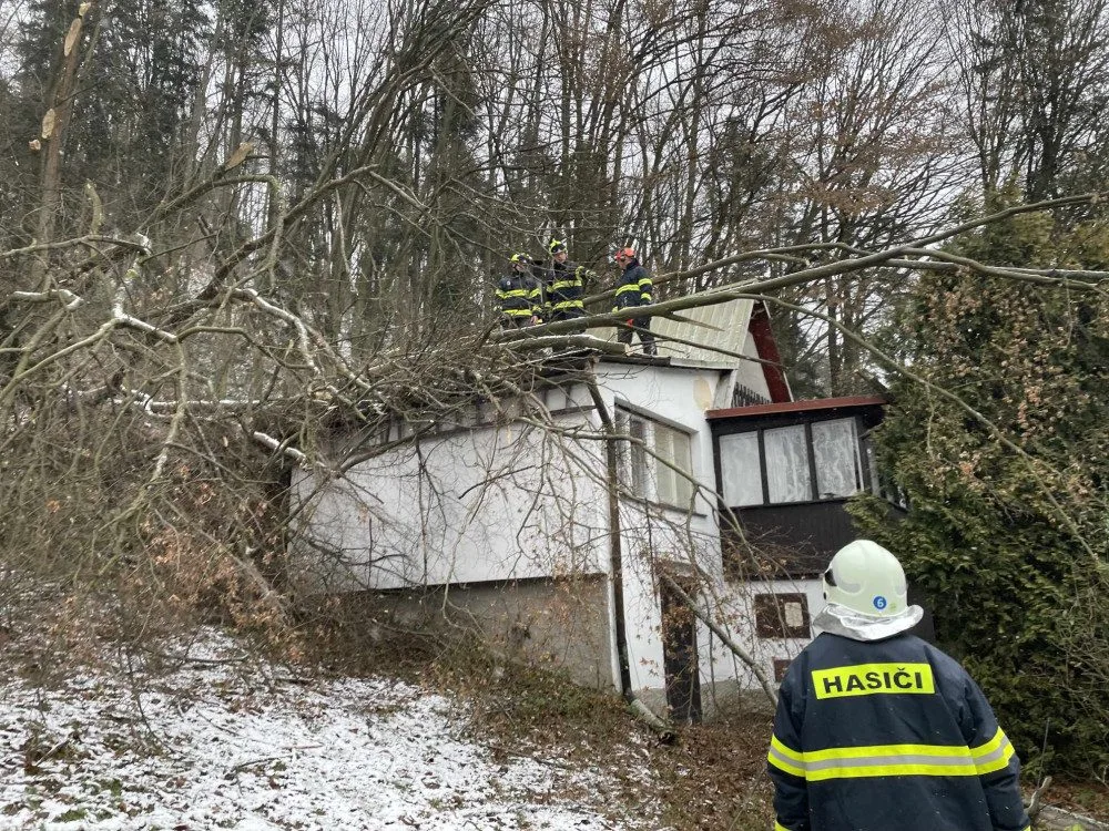 Hasiči se nezastavili, evidují přes 120 výjezdů. Těžký sníh lámal stromy, u Hluboček měl nehodu osobní vlak