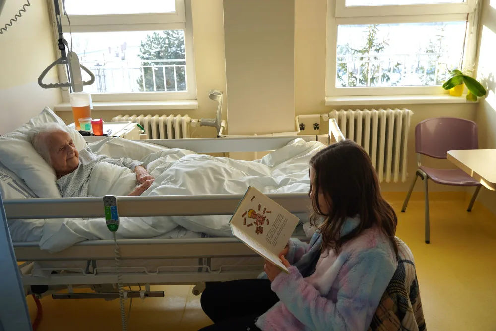 Osamělé seniory v nemocnicích potěší školáci, budou jim číst a povídat si s nimi. Už začali v Prostějově