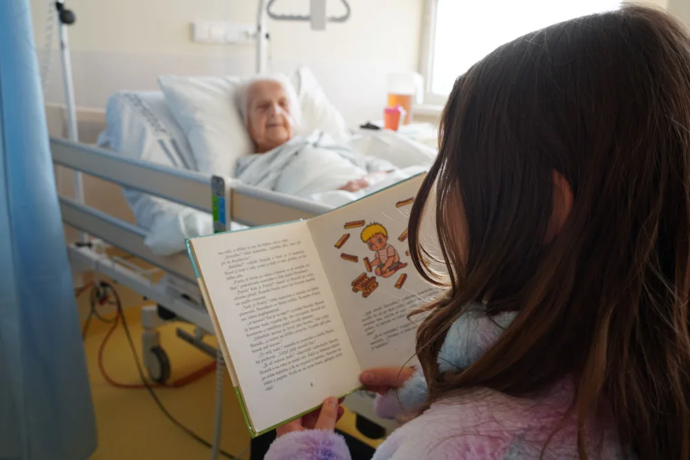 Osamělé seniory v nemocnicích potěší školáci, budou jim číst a povídat si s nimi. Už začali v Prostějově