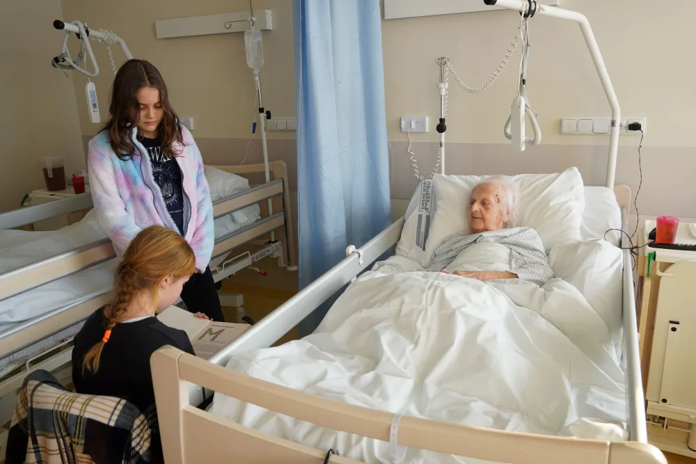 Osamělé seniory v nemocnicích potěší školáci, budou jim číst a povídat si s nimi. Už začali v Prostějově