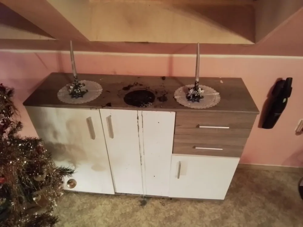 Padající stromy, požár v obývacím pokoji, ale i zavalení koně. Hasiči se na Štědrý den nezastavili