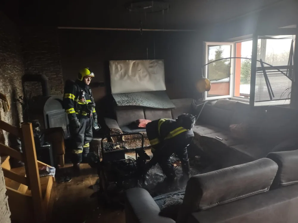 Padající stromy, požár v obývacím pokoji, ale i zavalení koně. Hasiči se na Štědrý den nezastavili