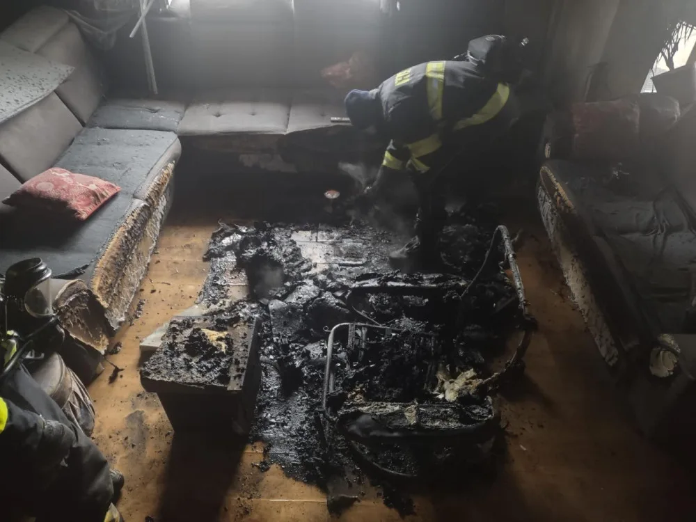 Padající stromy, požár v obývacím pokoji, ale i zavalení koně. Hasiči se na Štědrý den nezastavili