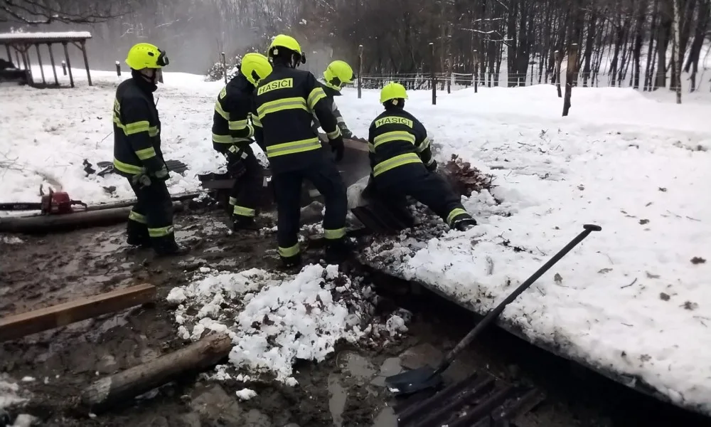 Padající stromy, požár v obývacím pokoji, ale i zavalení koně. Hasiči se na Štědrý den nezastavili