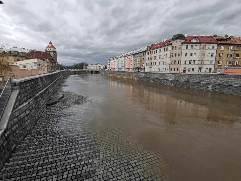 Ohrožení v Moravičanech, Morava jde ke třetímu povodňovému stupni. Náplavka v Olomouci je pod vodou