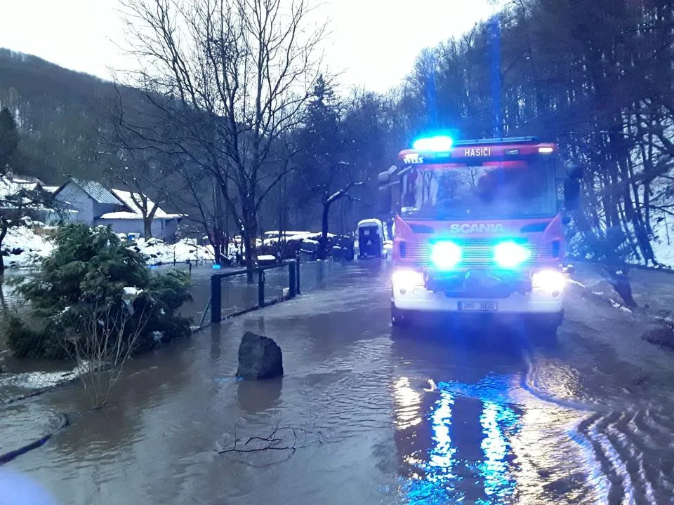 Na Olomouc se valí voda. Hasiči a úřady jsou v pohotovosti, náplavka je zavřená