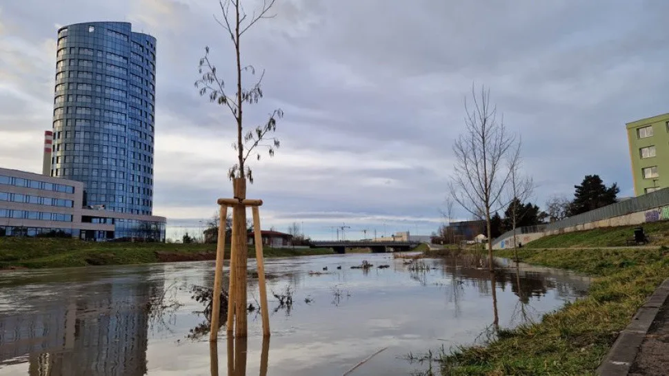 Olomouc vzoruje vodě. Cyklostezka u myší díry je zaplavená, protipovodňová opatření však fungují