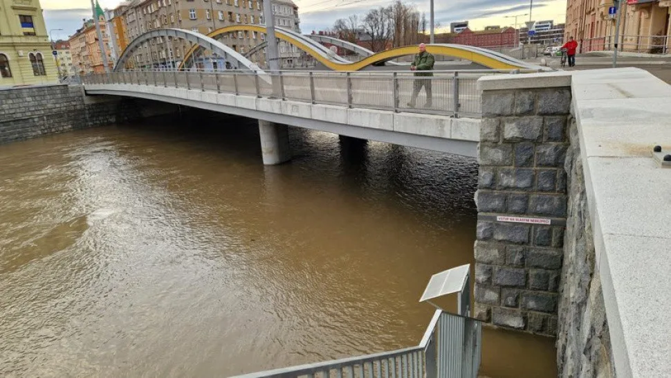 Olomouc vzoruje vodě. Cyklostezka u myší díry je zaplavená, protipovodňová opatření však fungují
