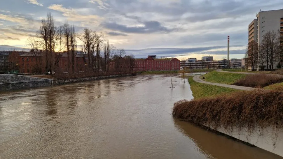 Olomouc vzoruje vodě. Cyklostezka u myší díry je zaplavená, protipovodňová opatření však fungují