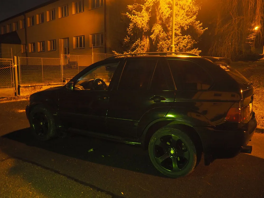 Na mol opilý mladík naboural s BMW do přístřešku, v autě vezl tři lidi