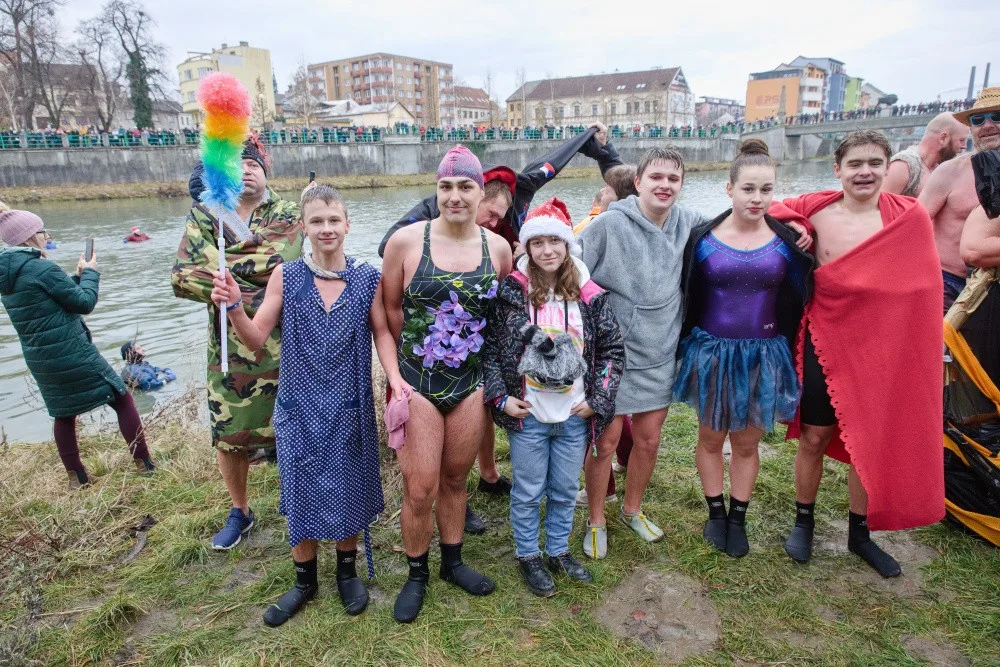 FOTOGALERIE: Bečva plná lidí. V Přerově se otužilci v kostýmech loučili se starým rokem