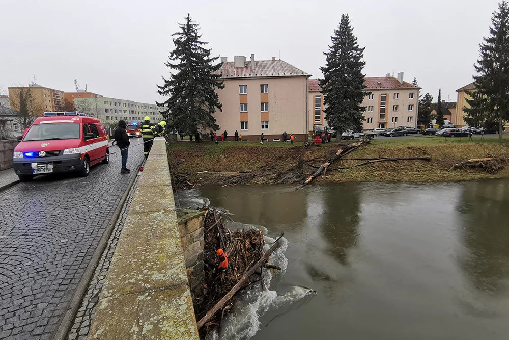 Očista po povodňové hrozbě: Pod historický most v Litovli se spustili hasiči, odklízeli naplavené kmeny