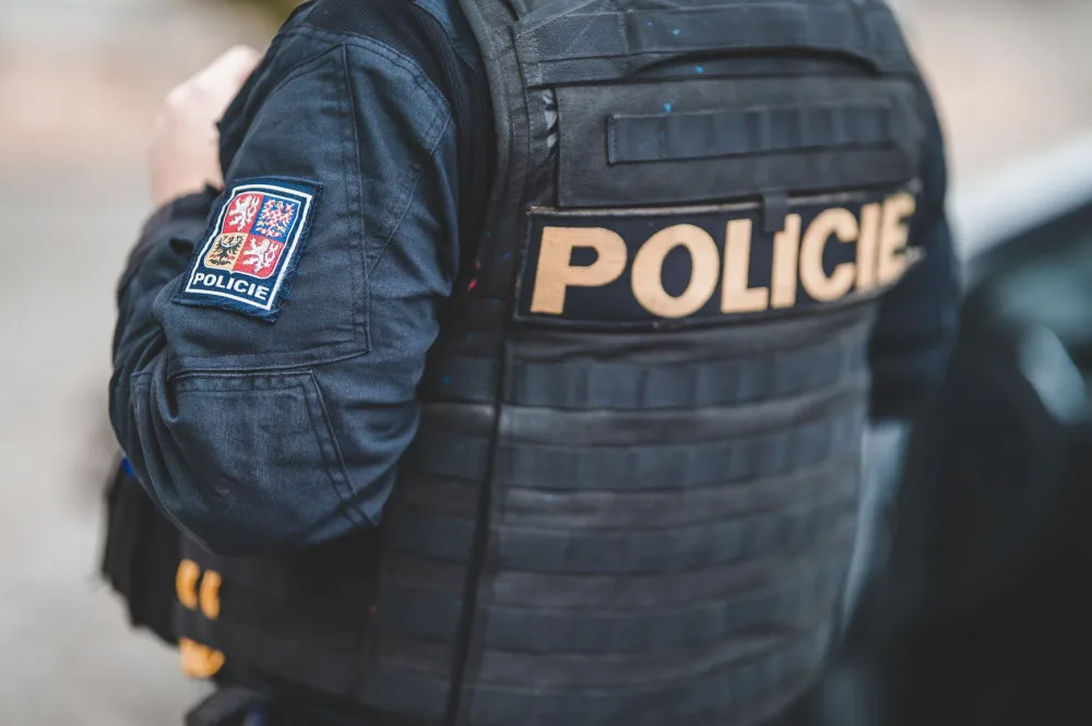 Kvůli vydírání, pronásledování a loupeži policie pátrala po muži z Přerova, na kterého soud vydal zatykač
