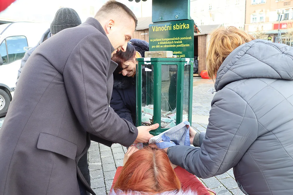 Pracovníci přerovského magistrátu společně s náměstkem primátora Vladimírem Lichnovským (ANO) otevírají sbírkovou kasičku