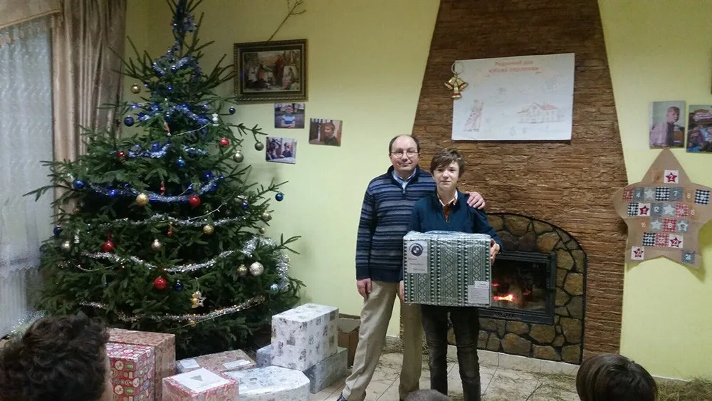 Dárky ze sbírky Arcidiecézní charity Olomouc potěšily děti na Ukrajině. Videopřenos přiblížil atmosféru
