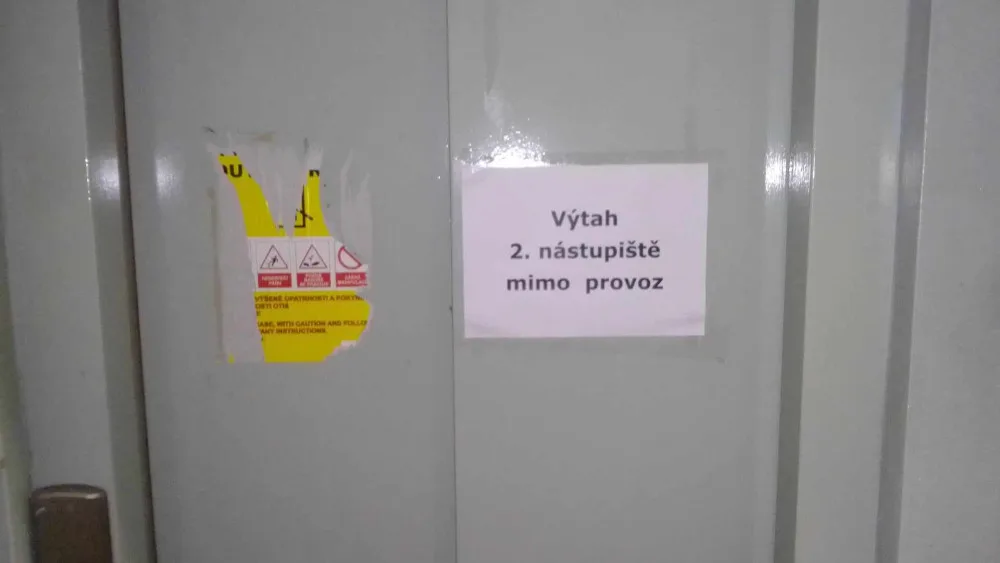 Problémy v zahraničí? Výtah pro kočárky a vozíčkáře na hlavním koridoru v Zábřehu půl roku nefungoval