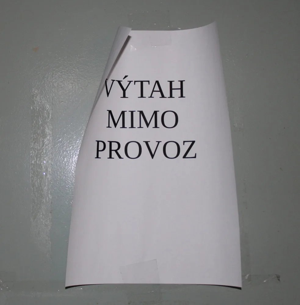 Problémy v zahraničí? Výtah pro kočárky a vozíčkáře na hlavním koridoru v Zábřehu půl roku nefungoval