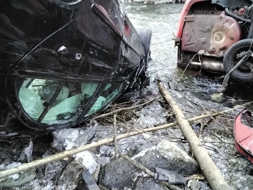 U Hanušovic se srazila dvě auta, obě spadla do potoka. Pro zraněného musel letět vrtulník