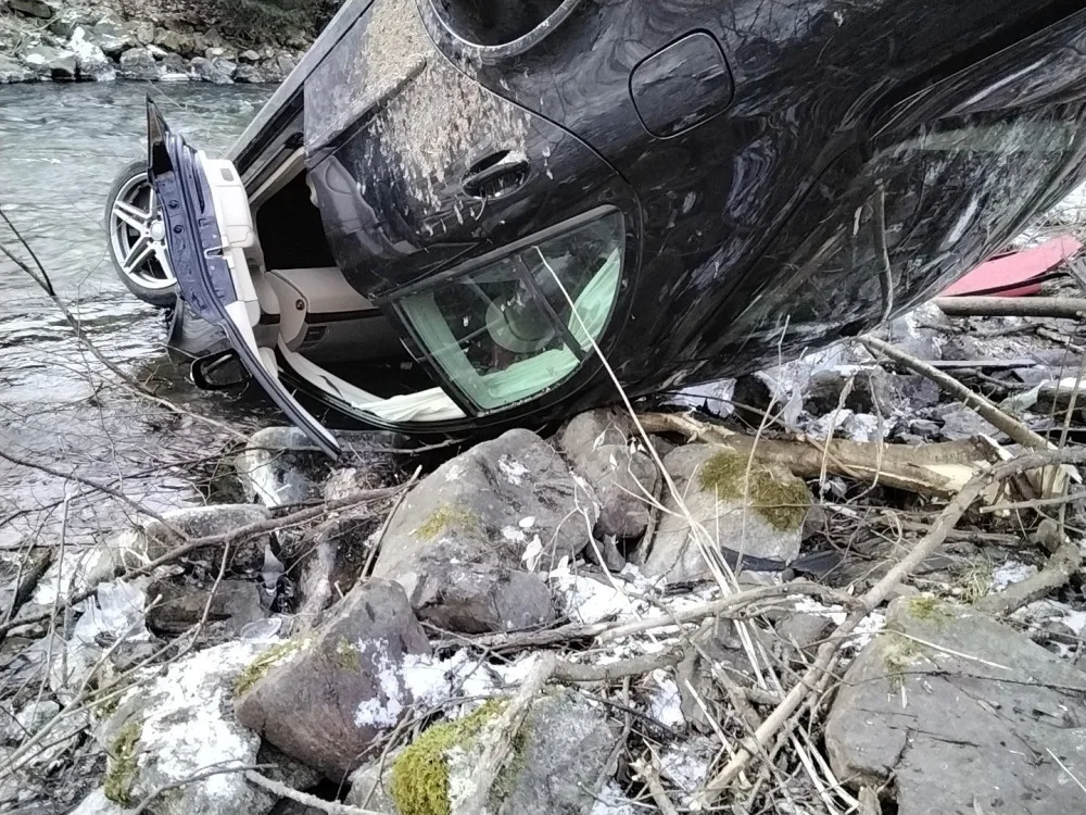 U Hanušovic se srazila dvě auta, obě spadla do potoka. Pro zraněného musel letět vrtulník
