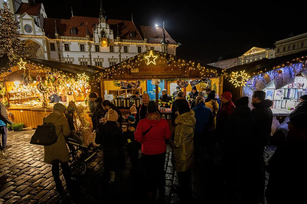 Ve stánku Dobrého místa pro život prodávali punč například hasiči