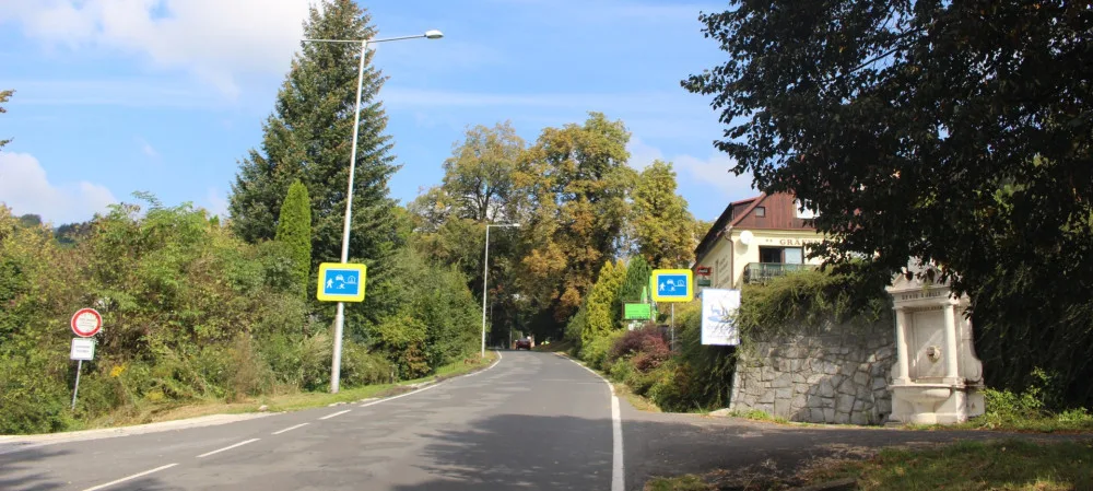 Šetrné kácení v Jeseníku. Na hřbitově město před pěti lety vysadilo habry, až nyní jdou k zemi staré lípy