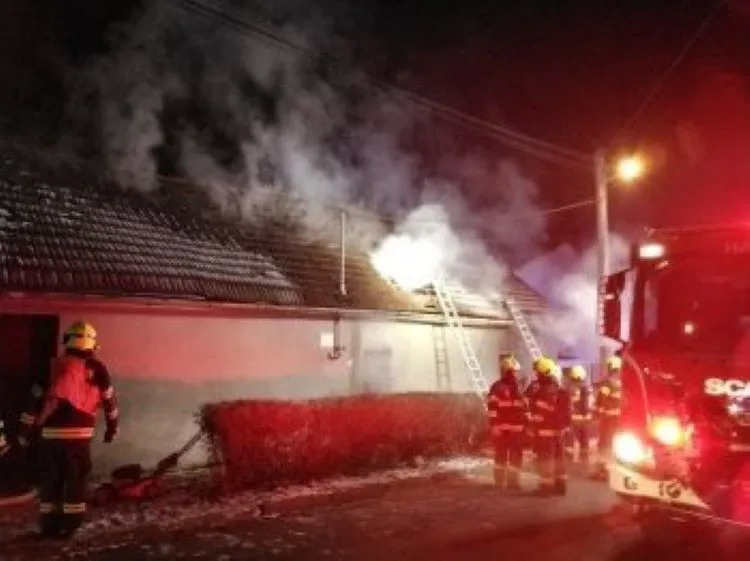 V Pavlovicích u Přerova hořela střecha rodinného domu. Požár likvidovaly tři jednotky hasičů