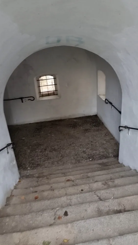 Dobrovolník spravuje zdi starobylých Michalských schodů v Olomouci, které zohyzdili sprejeři