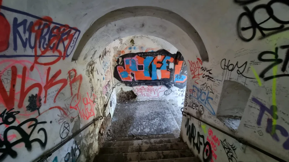 Dobrovolník spravuje zdi starobylých Michalských schodů v Olomouci, které zohyzdili sprejeři