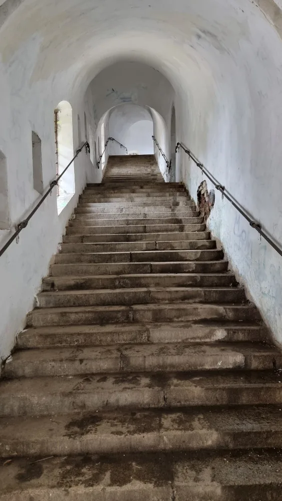 Dobrovolník spravuje zdi starobylých Michalských schodů v Olomouci, které zohyzdili sprejeři