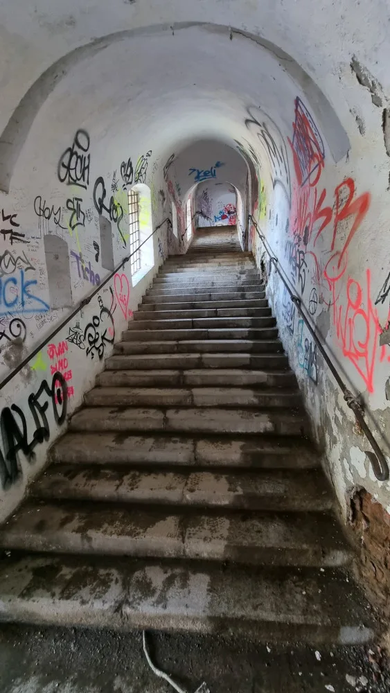 Dobrovolník spravuje zdi starobylých Michalských schodů v Olomouci, které zohyzdili sprejeři