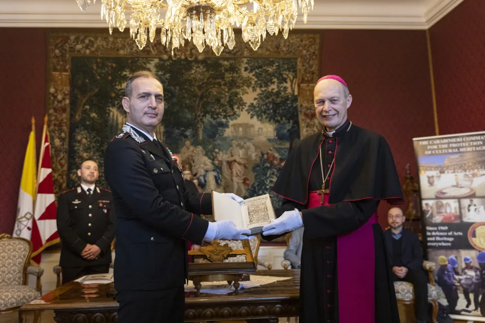 Italští karabiniéři přivezli do Olomouce mnoho let ztracenou knihu. Historický tisk našli na aukci