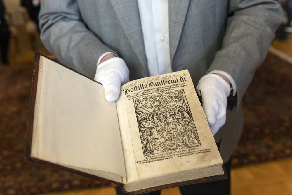 Italští karabiniéři přivezli do Olomouce mnoho let ztracenou knihu. Historický tisk našli na aukci