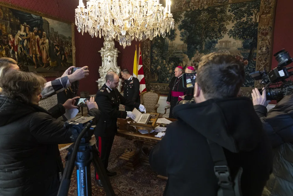 Italští karabiniéři přivezli do Olomouce mnoho let ztracenou knihu. Historický tisk našli na aukci