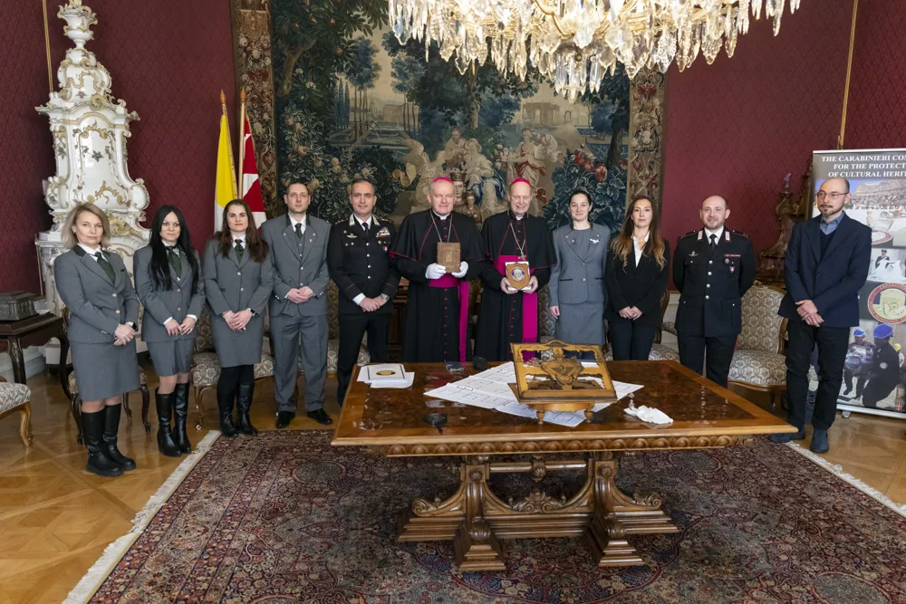 Italští karabiniéři přivezli do Olomouce mnoho let ztracenou knihu. Historický tisk našli na aukci