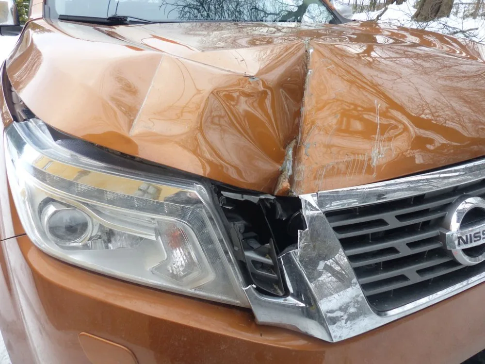 Traktor ve Zlatých Horách rozpáral vidlemi osobní auto. Jeho řidič naštěstí vyvázl bez zranění