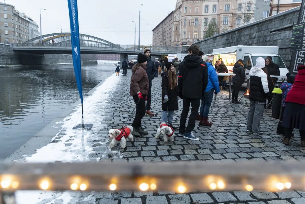 Slabá elektřina na olomoucké náplavce? Soustavu prověřil vyšší odběr při vánočních trzích