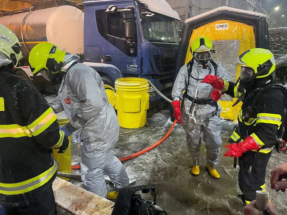 Na Jesenicku uniklo z cisterny tisíc litrů kyseliny, chemikálie se dostala i do řeky