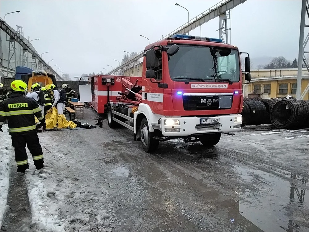 Na Jesenicku uniklo z cisterny tisíc litrů kyseliny, chemikálie se dostala i do řeky