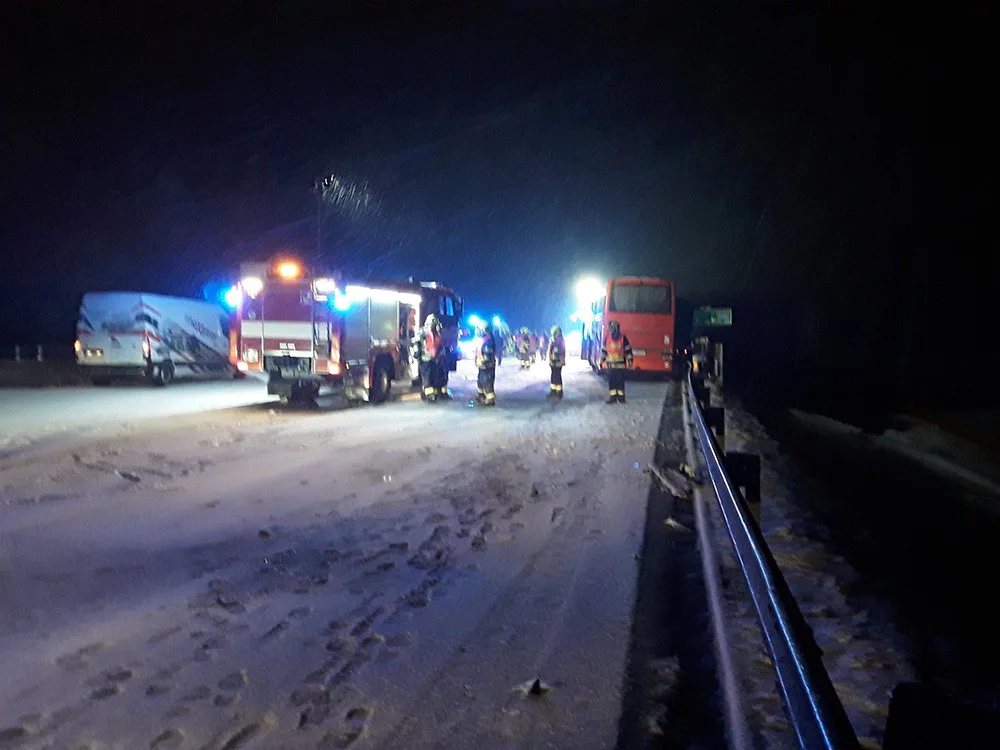 Na D1 se v noci střetl s kamionem autokar plný lidí. Desítky osob evakuovali hasiči