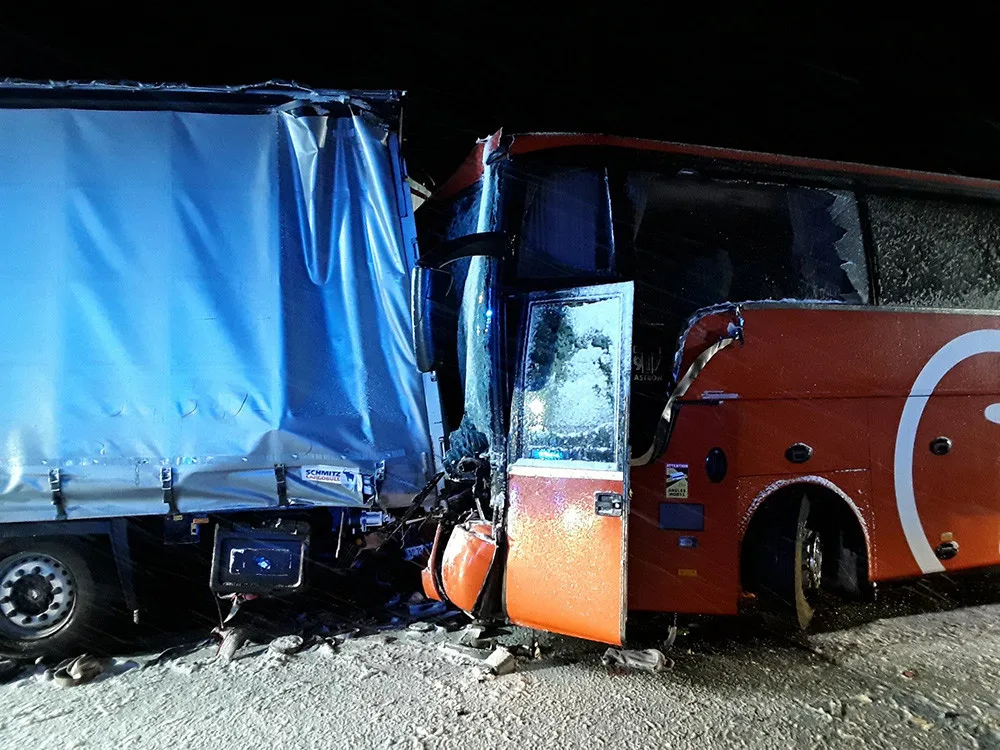 Na D1 se v noci střetl s kamionem autokar plný lidí. Desítky osob evakuovali hasiči