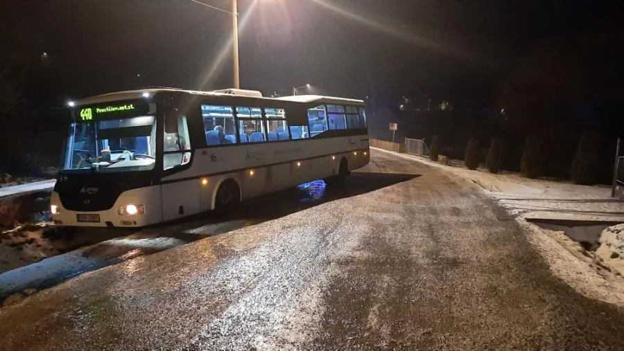 Havarovaný autobus v Ludmírově, ve voze byl pouze řidič, vyvázl bez zranění