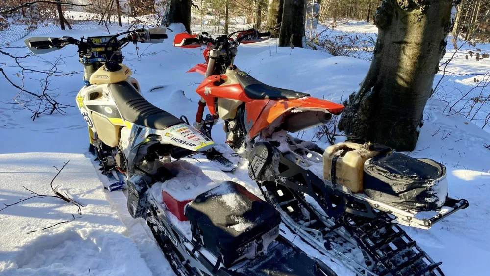 Svědci vyfotili motorky, které o víkendu pustošily hřebeny Jeseníků. Lidé si stěžovali na smrad a hluk